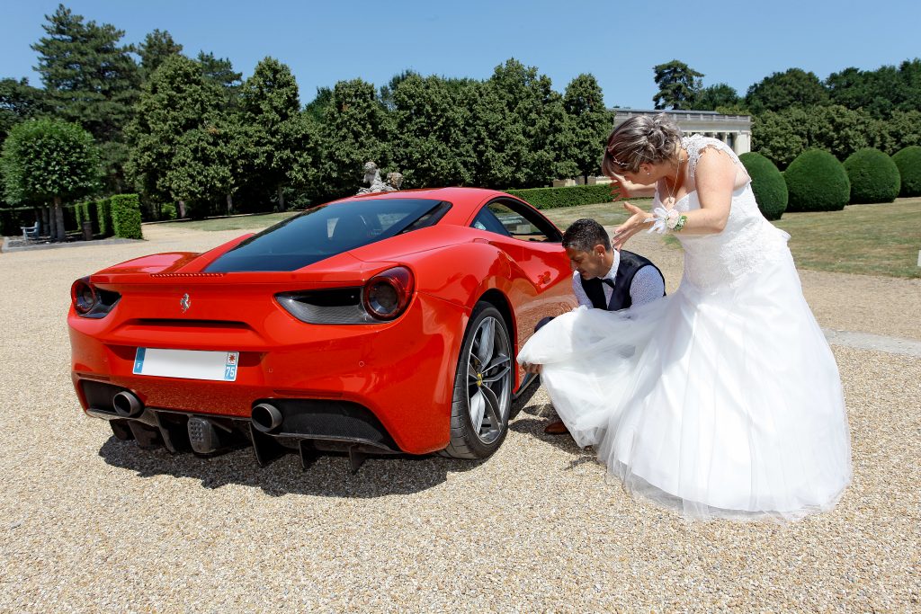 Jeunes mariés devant une Ferrari Virgin'arts Saint-Hilaire-des-Loges en Vendée