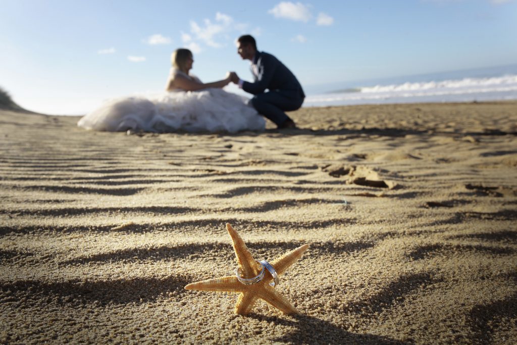 Couple jeunes mariés à la mer avec Virgin'arts Saint-Hilaire-des-Loges en Vendée