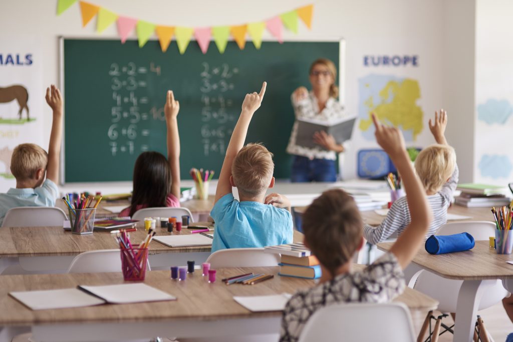Photo de classe institutrice avec élèves