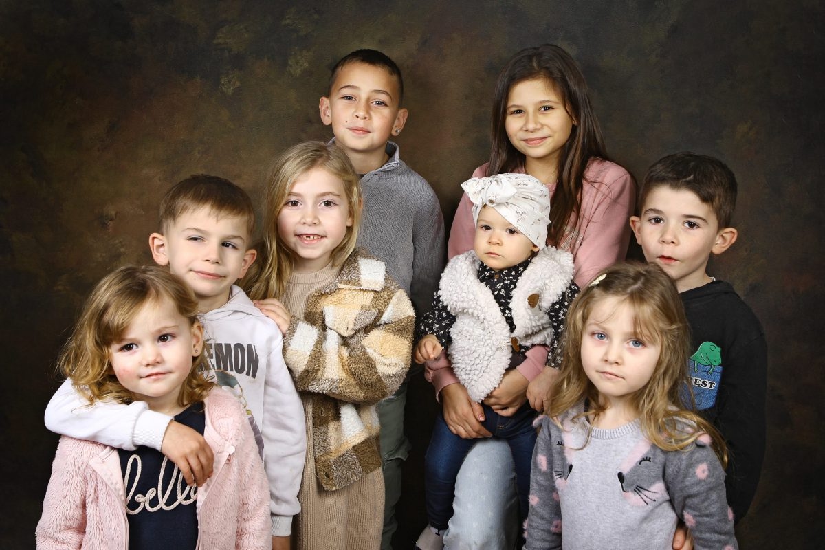 une fratirie de 8 enfants prenant la pose dans le studio de Virgin-arts en vendee
