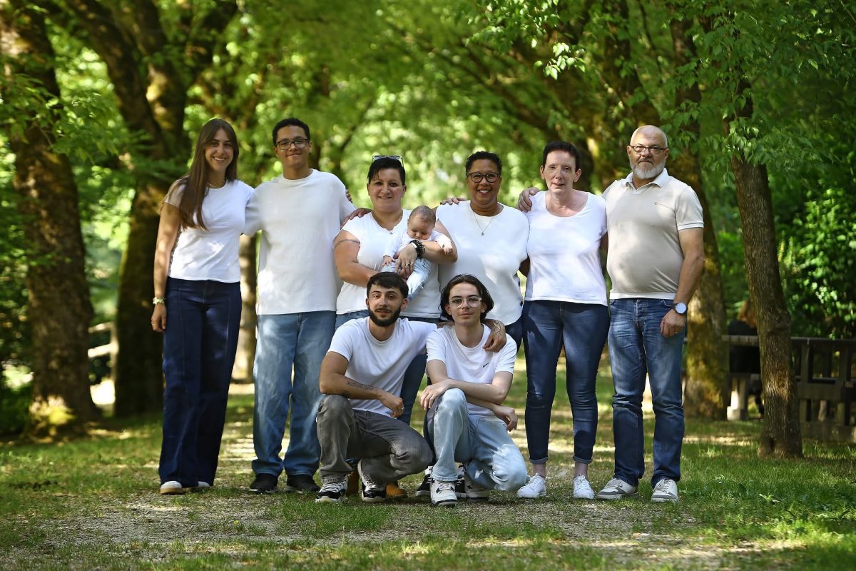 une famille réunie en forêt avec Virgin-arts photographe en vendee