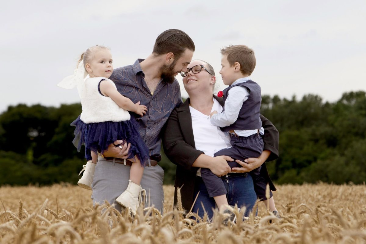 une famille dans un champs de blé prise par Virgin-arts en vendee