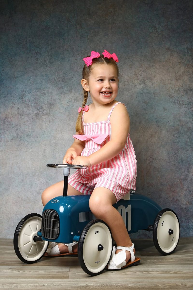 Portrait d'une enfant sur un tricycle au studio de virgin'arts à st-hilaire-des-loges