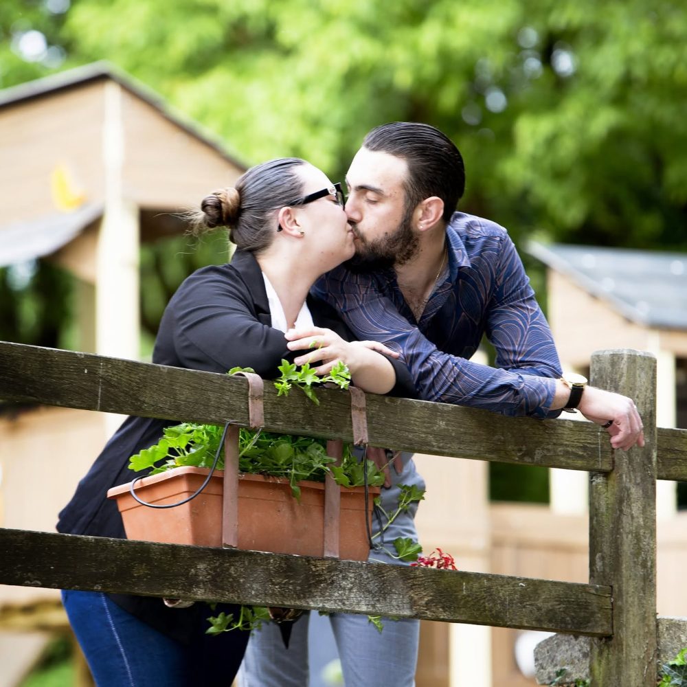 couple s'embrassant sur un pont prise par Virgin-arts à st-hilaire-des-loges