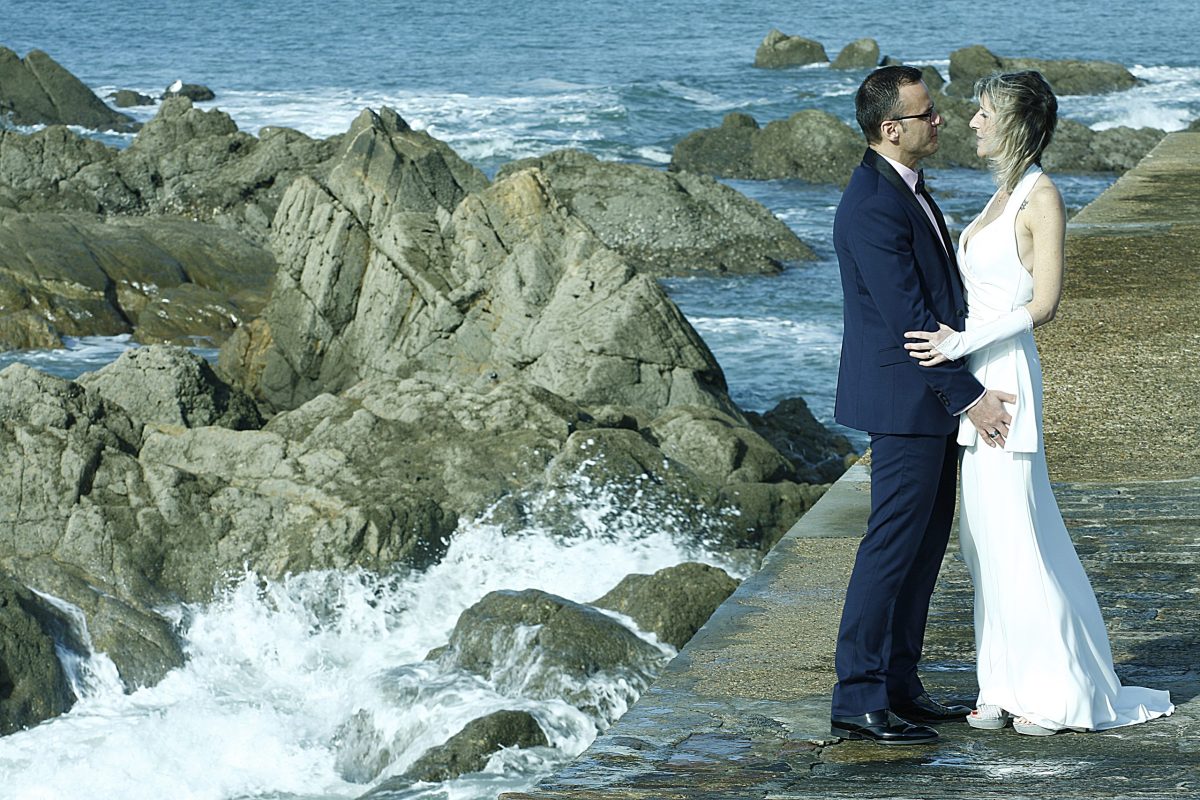 Couple mariés à la baie de mer avec Virgin'arts Saint-Hilaire-des-Loges en Vendée