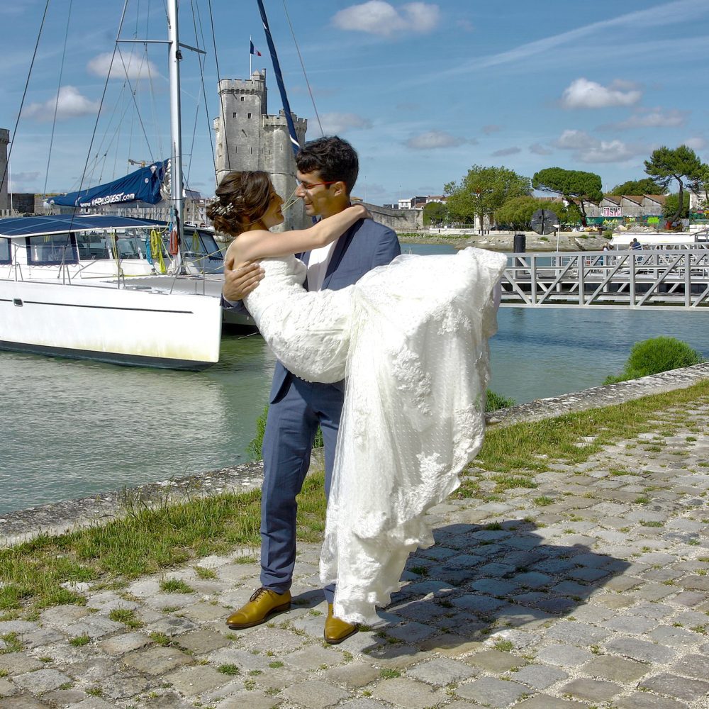 Jeunes mariés sur le port de La Rochelle avec Virgin'arts Saint-Hilaire-des-Loges en Vendée