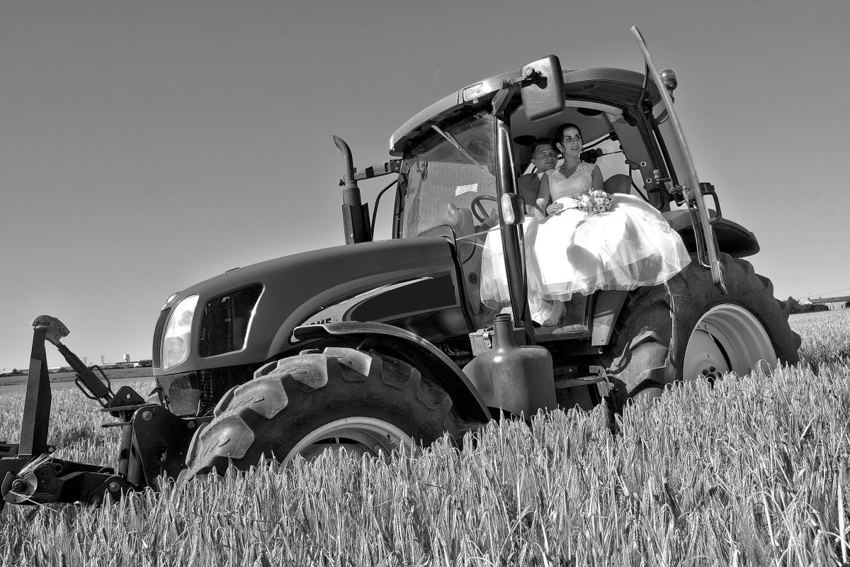 Jeunes mariés d'agriculteur dans un tracteur Virgin'arts Saint-Hilaire-des-Loges en Vendée