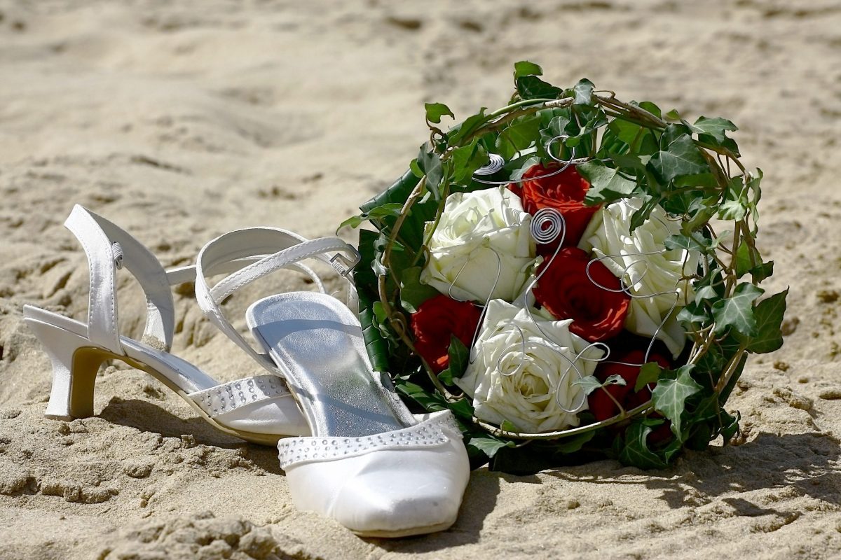 Bouquet de fleurs et chaussures de la mariée avec Virgin'arts Saint-Hilaire-des-Loges en Vendée