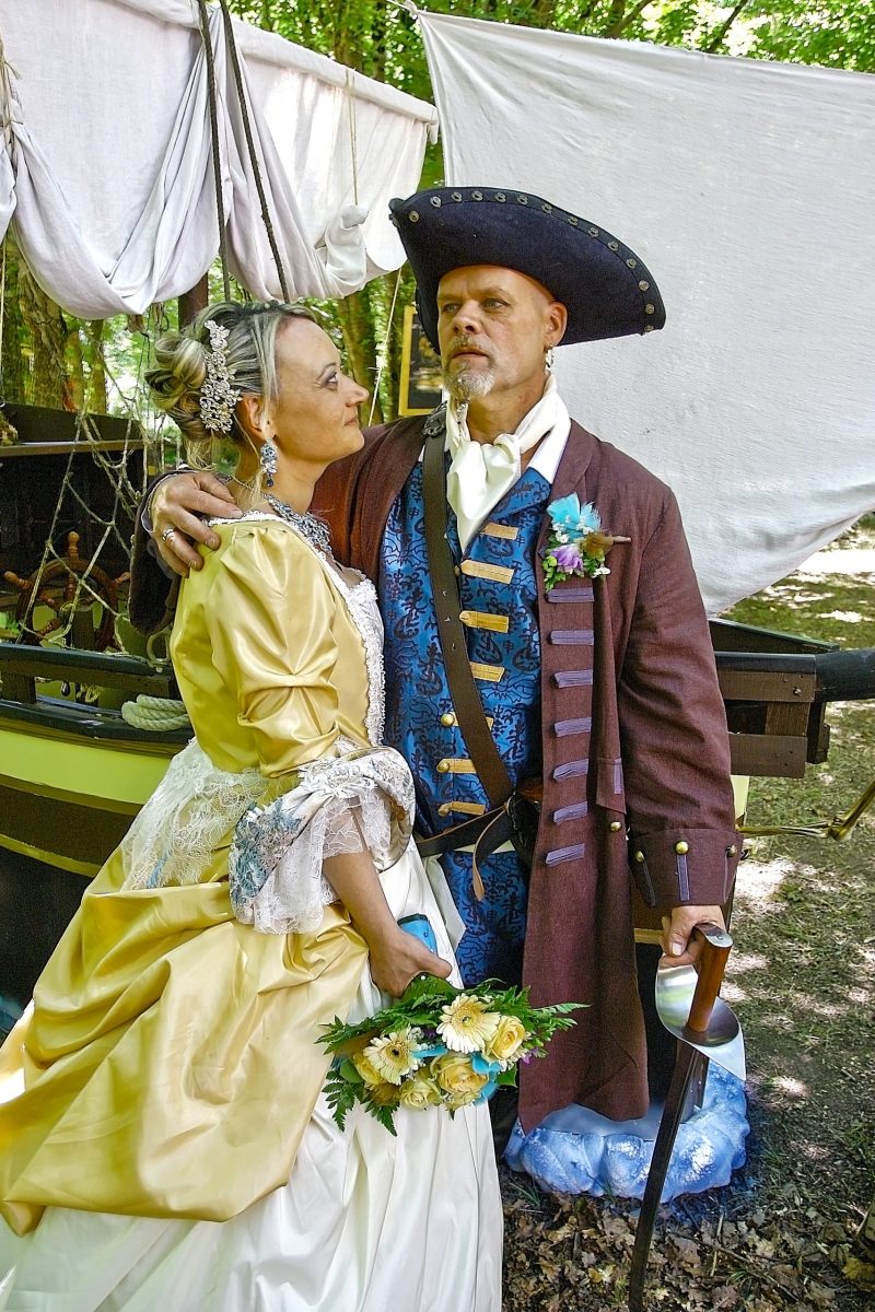 étreinte des mariés pirates Virgin'arts Saint-Hilaire-des-Loges en Vendée