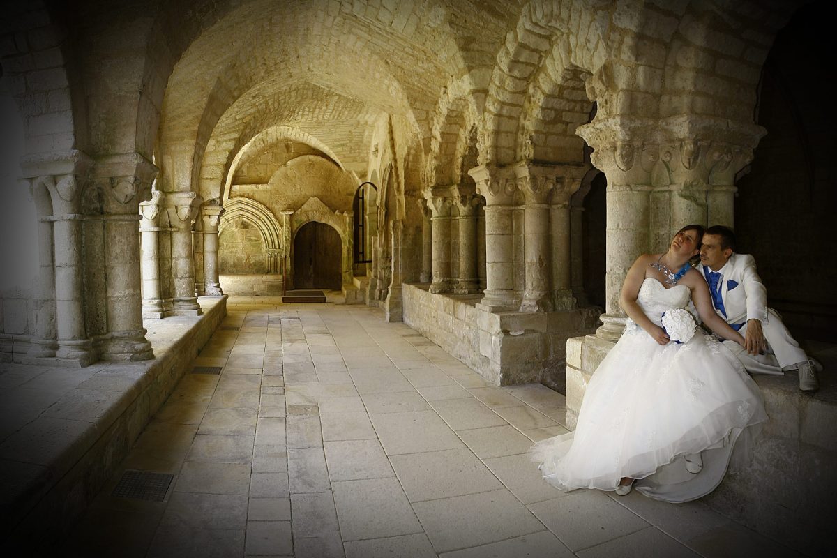 Couple jeunes mariés dans une abbaye avec Virgin'arts Saint-Hilaire-des-Loges en Vendée